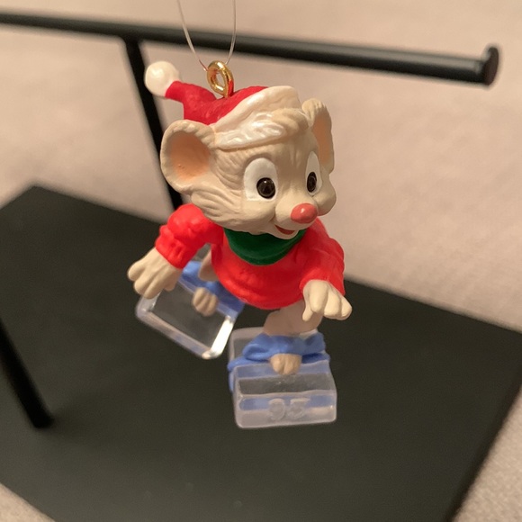 Hallmark Keepsake Ornament ON THE ICE 1995 in Original Box - Picture 4 of 8